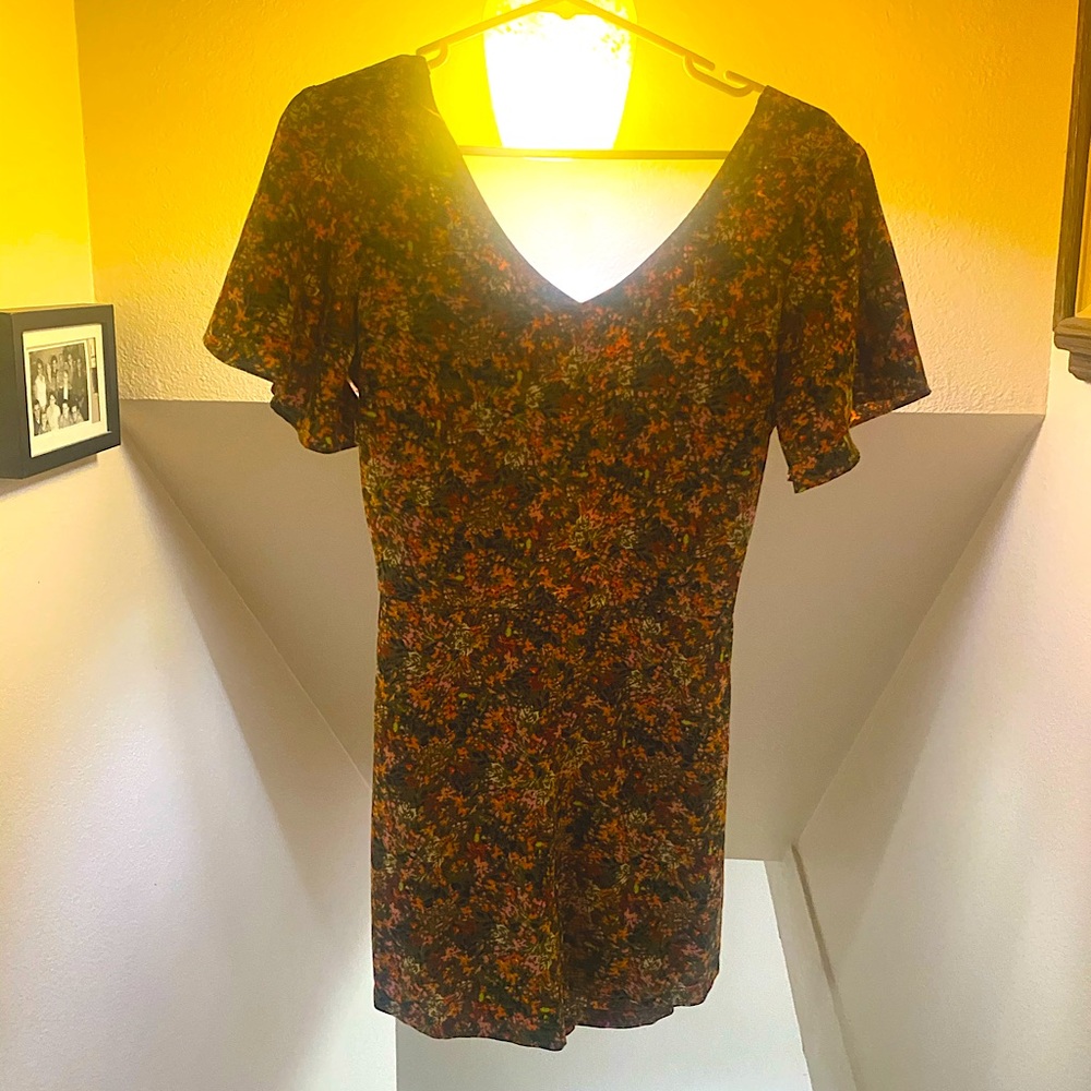 Cute Romper !!! Size Small Flattering cut out